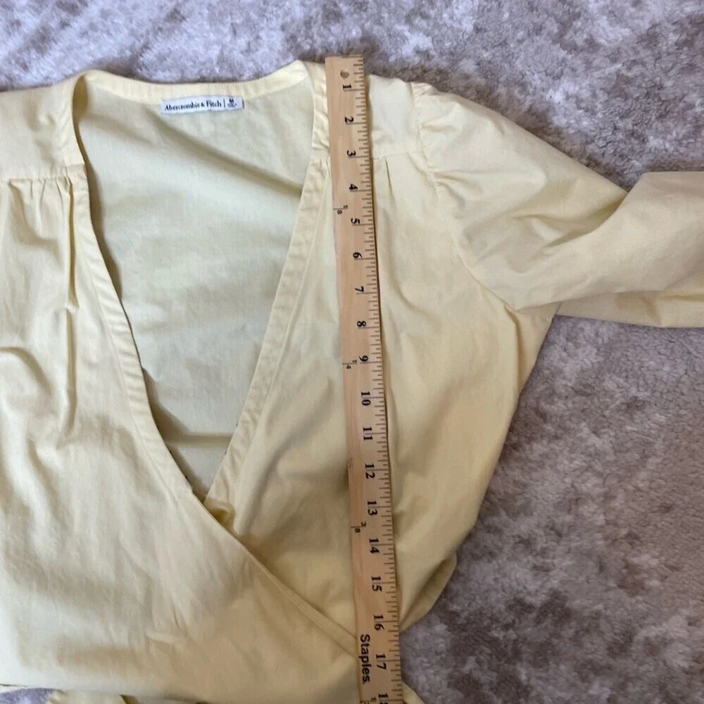 Abercrombie & Fitch pale yellow cropped front tie long sleeve ruffled V-neck SM
